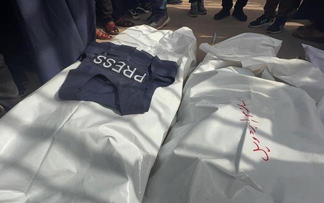 Imagen de los cuerpos del periodista Mohammed al-Bardawil y su familia, asesinados en Gaza