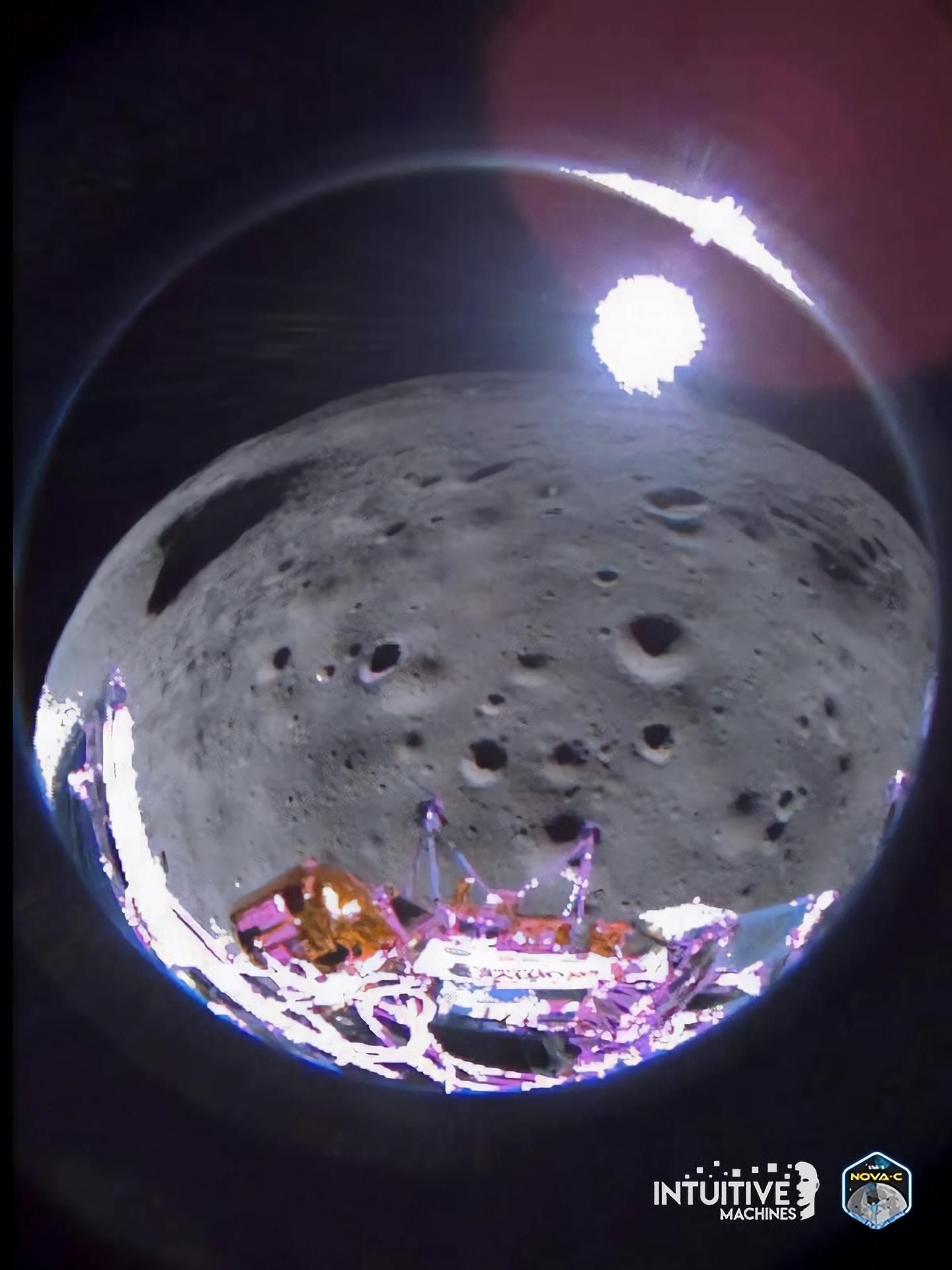 Fotografía divulgada por Intuitive Machines donde se muestra el momento antes de alunizaje tomada desde el lado de popa de estribor del módulo Odiseo.