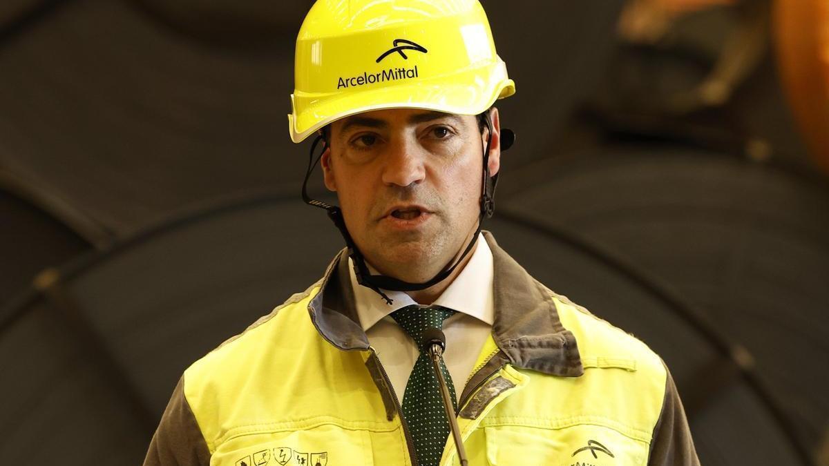 El lehendakari, Imanol Pradales, durante su visita a la factoría de ArcelorMittal
