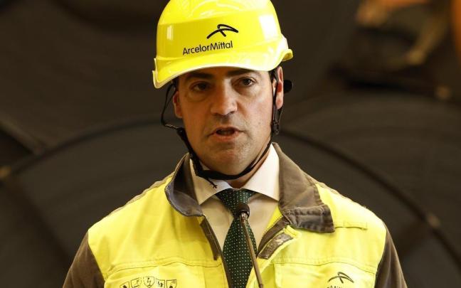 El lehendakari, Imanol Pradales, durante su visita a la factoría de ArcelorMittal / EFE El lehendakari, Imanol Pradales, durante su visita a la factoría de ArcelorMittal