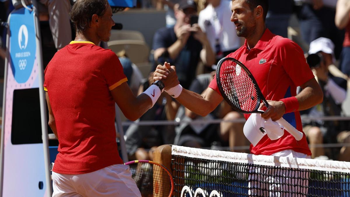 Rafael Nadal y Novak Djokovic se saludan al final del partido