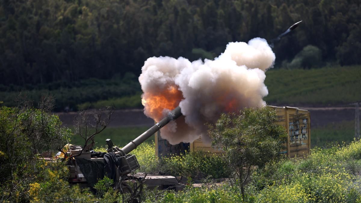 Una unidad de artillería israelí desplegada en la frontera entre Israel y el Líbano bombardea objetivos al otro lado de la frontera.