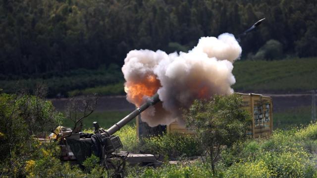 Una unidad de artillería israelí desplegada en la frontera entre Israel y el Líbano bombardea objetivos al otro lado de la frontera.