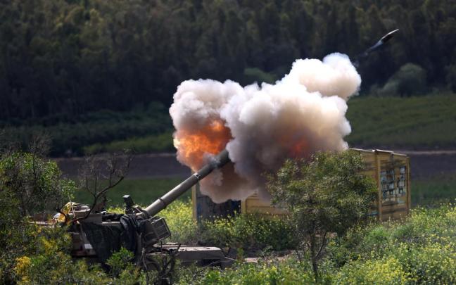 Una unidad de artillería israelí desplegada en la frontera entre Israel y el Líbano bombardea objetivos al otro lado de la frontera.