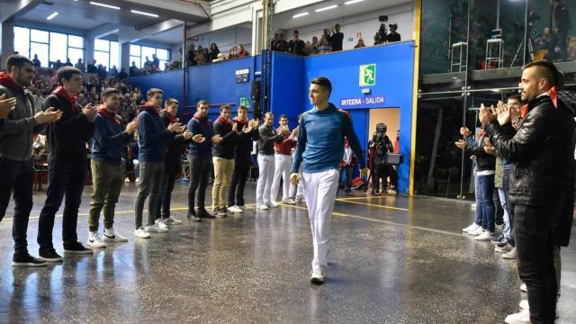Pasillo de los compañeros pelotaris a Iker Irribarria en el Atano III de Donostia.