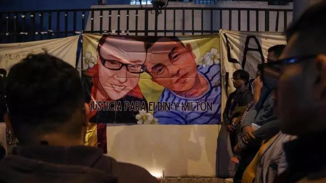 Personas asisten a una vigilia en honor a Eldin Choc y Milton Santamaria en ciudad de Guatemala.