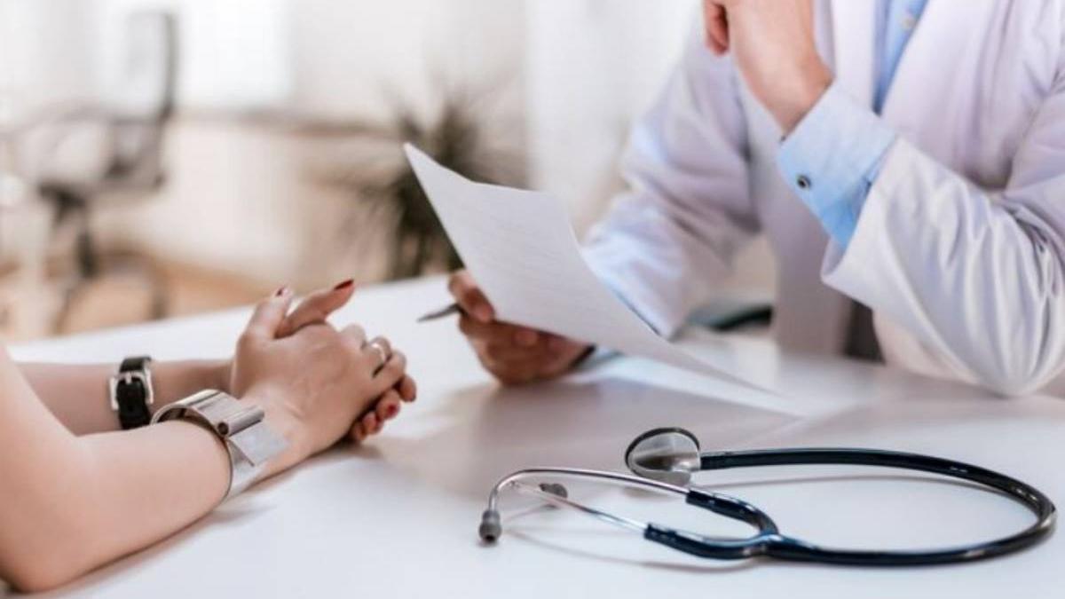 Desde Harvard recomiendan que las personas con síntomas como cansancio persistente, niebla mental o problemas de memoria consulten con un profesional de la salud para realizar un análisis de sangre que determine sus niveles de B12.