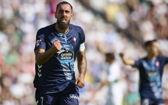 Borja Iglesias celebra un gol con el Celta.