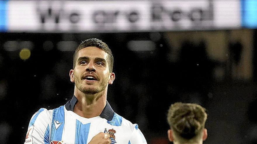 André Silva celebra el gol que marcó al Valencia la semana pasada en Anoeta. / RUBEN PLAZA