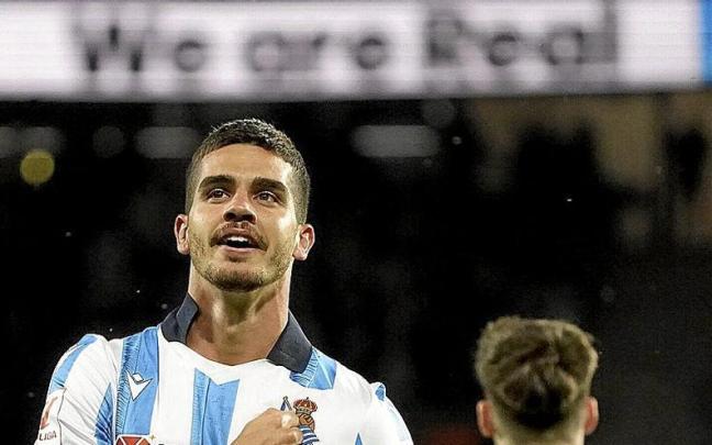 André Silva celebra el gol que marcó al Valencia la semana pasada en Anoeta. / RUBEN PLAZA