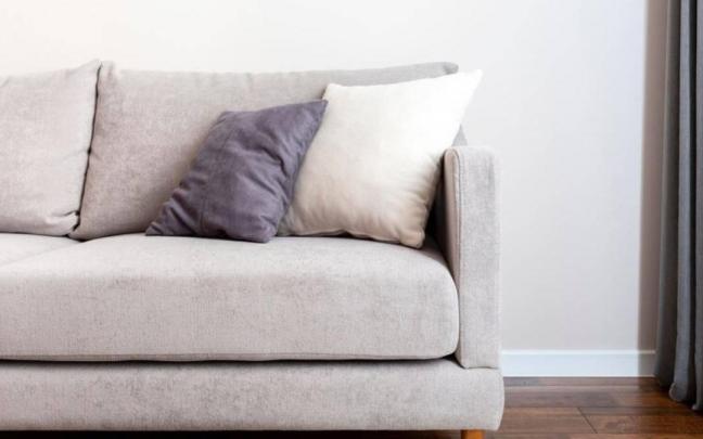 Adiós a las manchas del sofá: los mejores trucos para dejarlo como nuevo