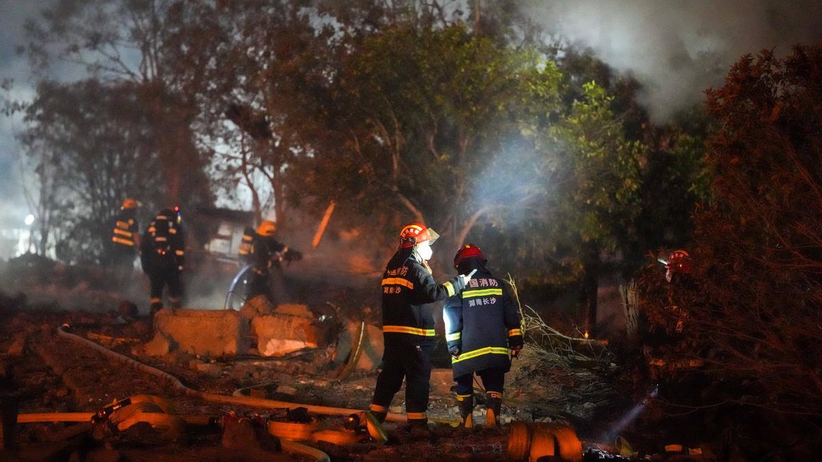 Bomberos trabajando en la zona donde se ha incendiado la fábrica de fuegos artificiales