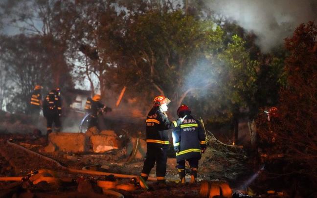 Bomberos trabajando en la zona donde se ha incendiado la fábrica de fuegos artificiales