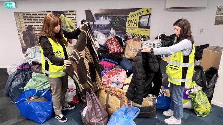 Voluntarias organizando las donaciones en la sede de la DYA en Bilbao