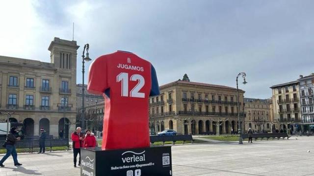 Imagen de la escultura en forma de camiseta 'rojilla' en la plaza del Castillo