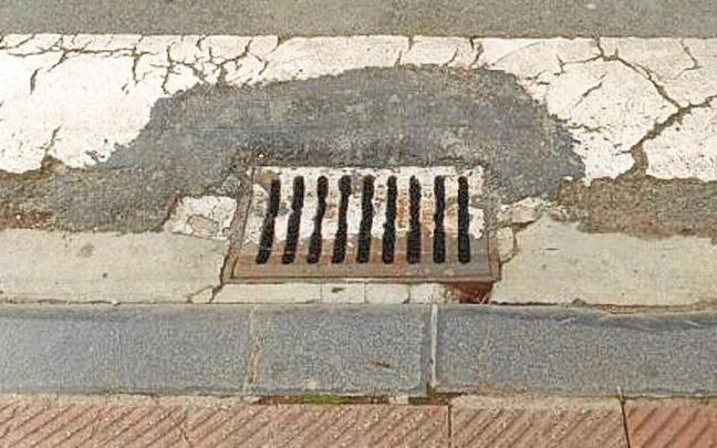 Desnivel en el sumidero contra el que tropezó la mujer.