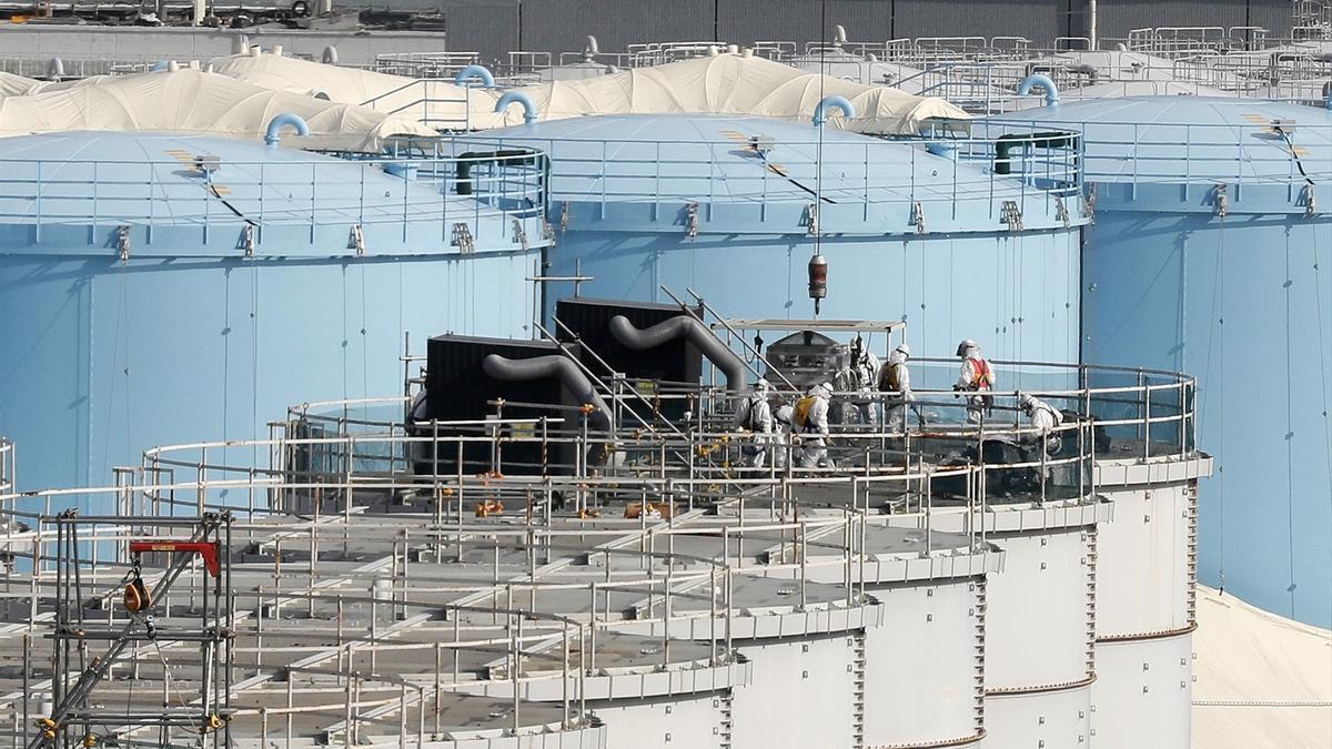 Operarios limpian instalaciones de la central nuclear de Fukushima.