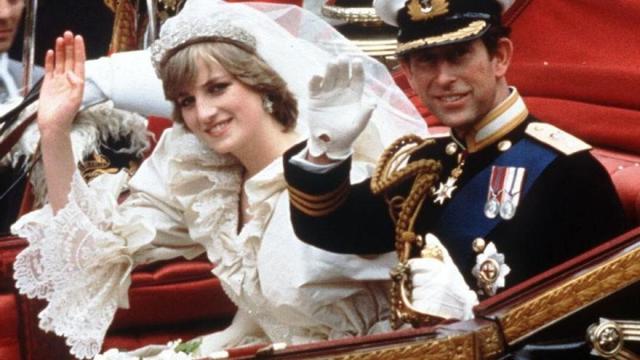Los príncipes de Gales, saludando desde la carroza tras la celebración de su boda.