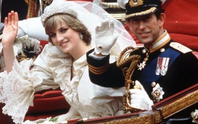Los príncipes de Gales, saludando desde la carroza tras la celebración de su boda.