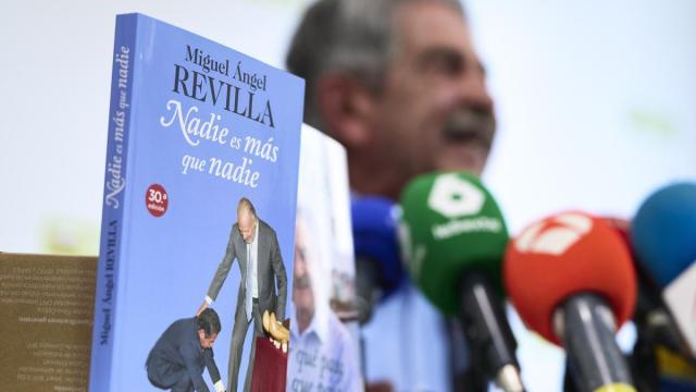 Revilla pasa la víspera al acto de conciliación con el rey emérito trabajando y con su abogado / EP Revilla pasa la víspera al acto de conciliación con el rey emérito trabajando y con su abogado