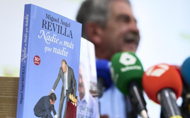 Revilla pasa la víspera al acto de conciliación con el rey emérito trabajando y con su abogado / EP Revilla pasa la víspera al acto de conciliación con el rey emérito trabajando y con su abogado