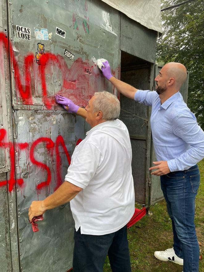 El alcalde, Jon Iraola, y el concejal, Francisco Javier Lejardi, retirando las pintadas de la txosna.