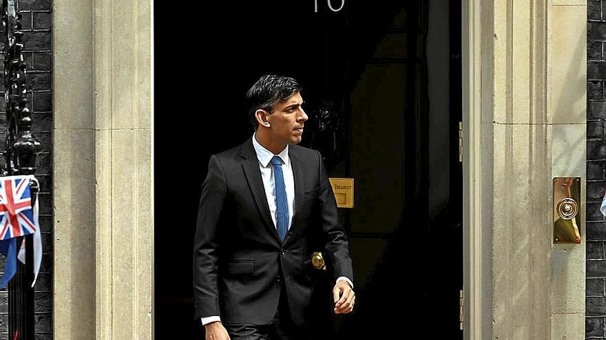 El primer ministro británico, Rishi Sunak, ayer a las puertas del 10 de Downing Street. | FOTO: EFE