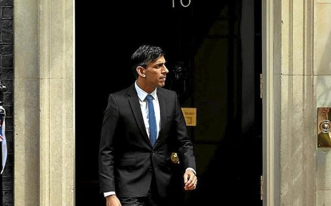 El primer ministro británico, Rishi Sunak, ayer a las puertas del 10 de Downing Street. | FOTO: EFE El primer ministro británico, Rishi Sunak, ayer a las puertas del 10 de Downing Street. | FOTO: EFE