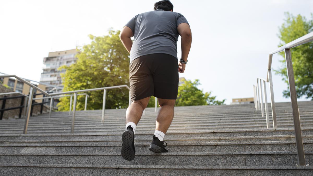 Persona con obesidad practicando deporte.