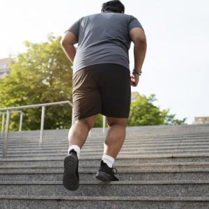 Persona con obesidad practicando deporte.