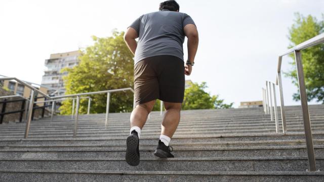 Persona con obesidad practicando deporte.