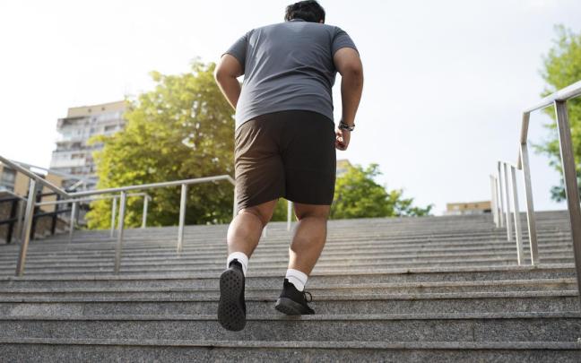 Persona con obesidad practicando deporte.