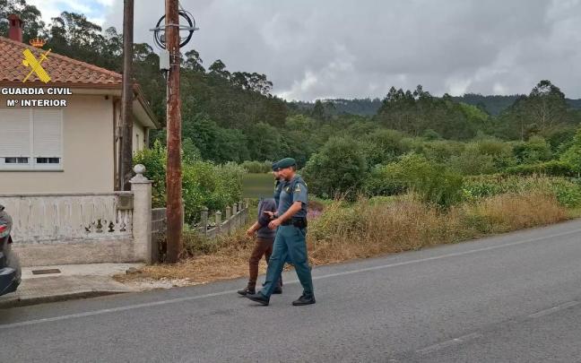 El momento de la detención de la vecina de Carballo (A Coruña) sospechosa de provocar 11 incendios forestales.