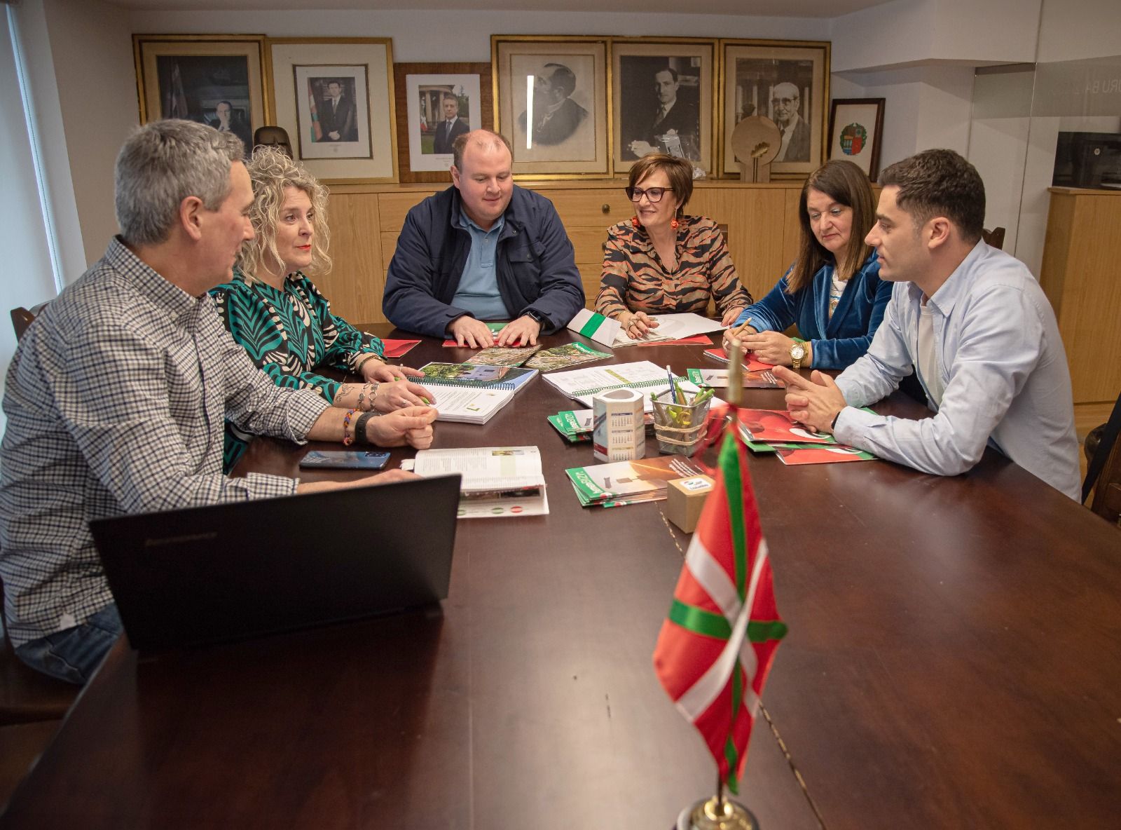 Concejales del PNV de Laudio en una reunión de trabajo