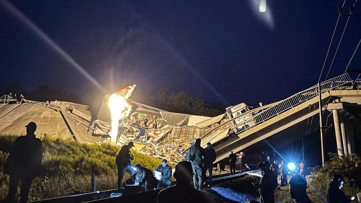 El puente derrumbado sobre las vías del tren en la región rusa de Briansk, cerca de la frontera con Ucrania.