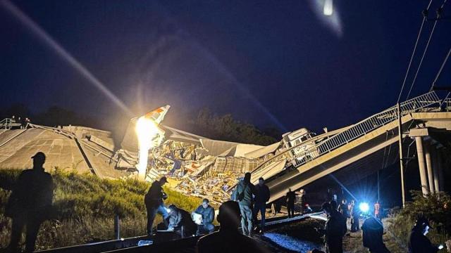 El puente derrumbado sobre las vías del tren en la región rusa de Briansk, cerca de la frontera con Ucrania. / EP El puente derrumbado sobre las vías del tren en la región rusa de Briansk, cerca de la frontera con Ucrania.