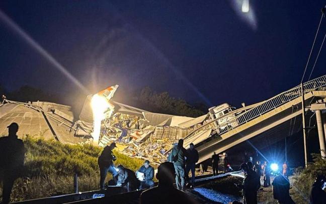 El puente derrumbado sobre las vías del tren en la región rusa de Briansk, cerca de la frontera con Ucrania. / EP El puente derrumbado sobre las vías del tren en la región rusa de Briansk, cerca de la frontera con Ucrania.