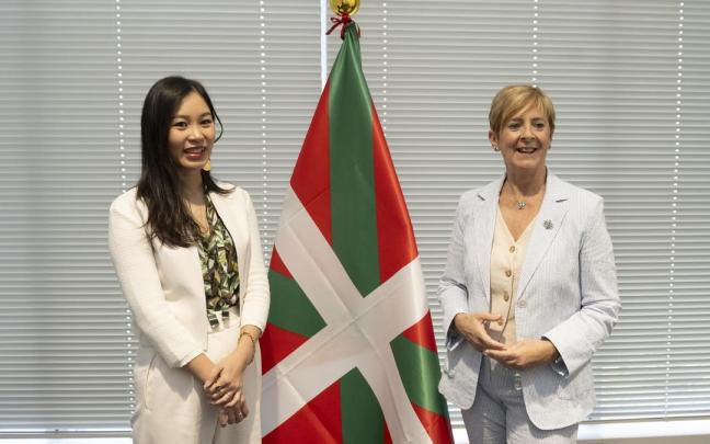 La consejera Arantxa Tapia, con la delegada comercial de BTI Tokyo, Moe Kato.