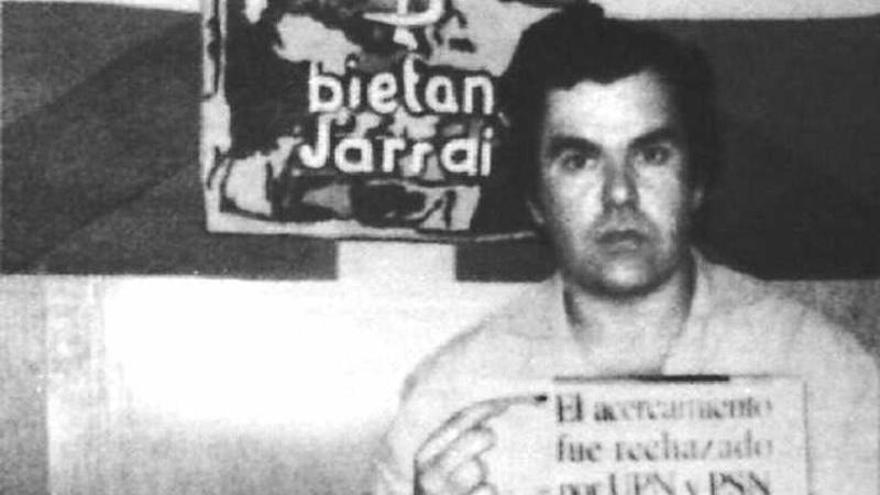 El secuestrado en una fotografía enviada por ETA al diario Egin.