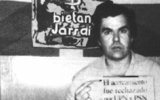 El secuestrado en una fotografía enviada por ETA al diario Egin.
