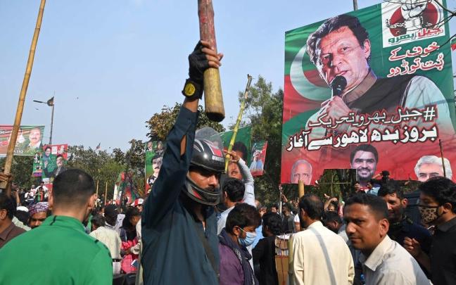 Seguidores del ex primer ministro paquistaní Imran Khan se han enfrentado a la policía. Seguidores del ex primer ministro paquistaní Imran Khan se han enfrentado a la policía.