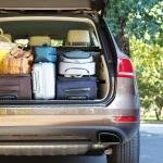 un coche, con el maletero lleno.