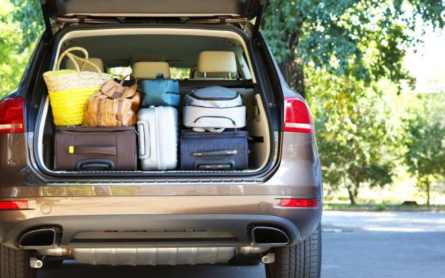un coche, con el maletero lleno.