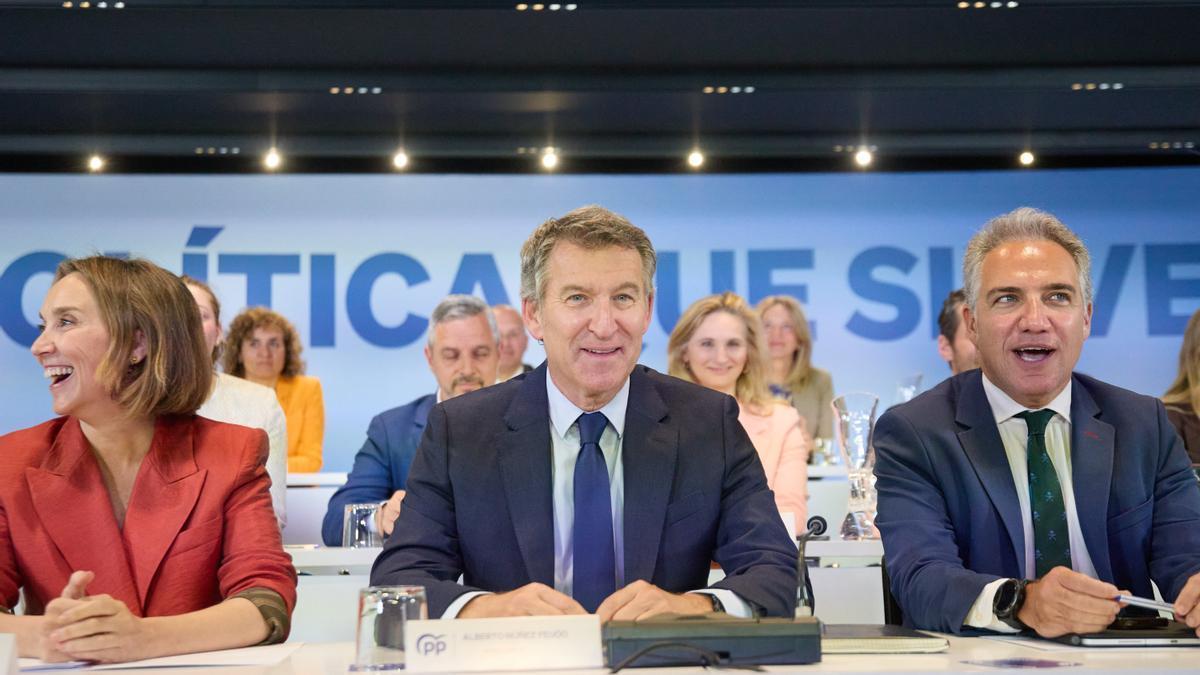 Alberto Núñez Feijóo, escoltado por la secretaria general, Cuca Gamarra, y el vicesecretario general, Elías Bendodo, en el último Comité Ejecutivo Nacional del PP.