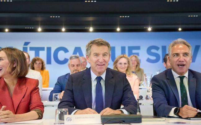Alberto Núñez Feijóo, escoltado por la secretaria general, Cuca Gamarra, y el vicesecretario general, Elías Bendodo, en el último Comité Ejecutivo Nacional del PP. / EP Alberto Núñez Feijóo, escoltado por la secretaria general, Cuca Gamarra, y el vicesecretario general, Elías Bendodo, en el último Comité Ejecutivo Nacional del PP.