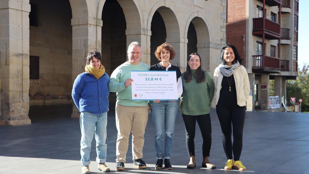 Udal Gobernuko kideak aurrekontua aurkezten.