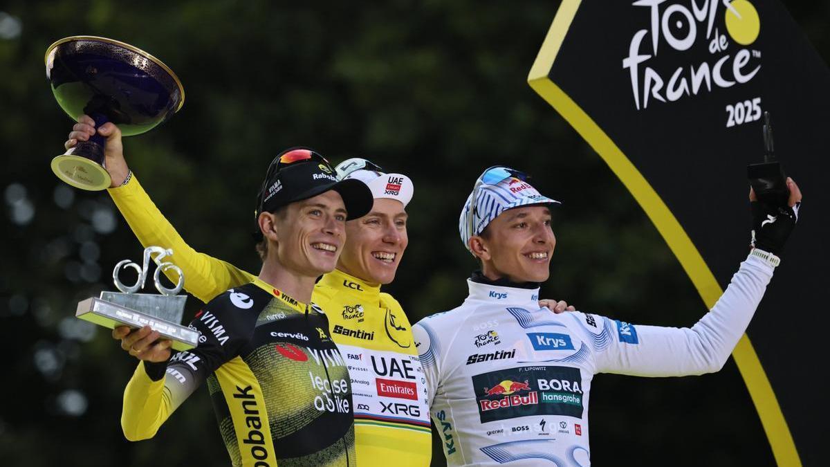 Tadej Pogacar, campeón, con Jonas Vingegaard, segundo, y Florian Lipowitz, tercero, en el podio final.