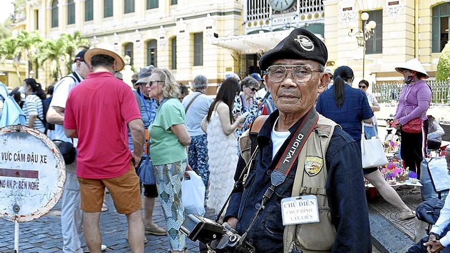 Dien, de 79 años y veterano del ejército del sur, frente a la oficina de Correos de Ho Chi Minh (Saigón), donde hace fotos a turistas.