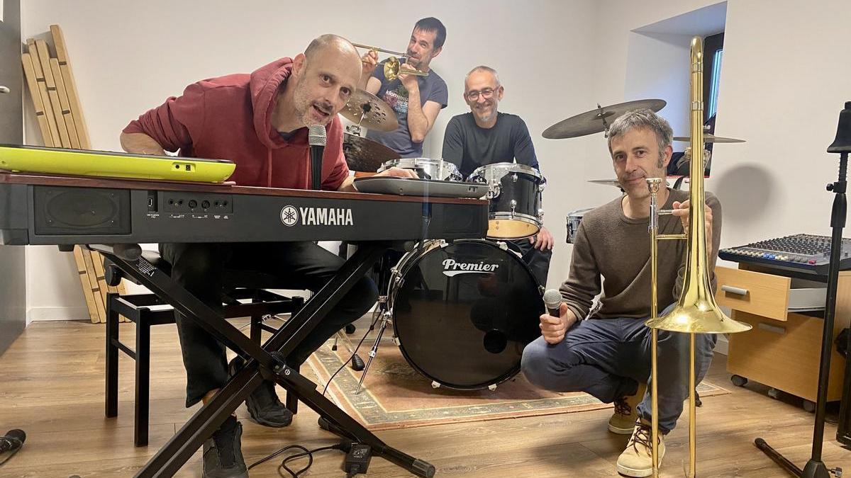 Jon Gartxi, voz y guitarra, Uhin Loiola, batería, Juan Luis Blanco, teclado y tuba, e Iñigo Gartxi, trombón.