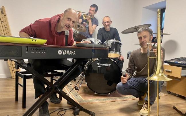 Jon Gartxi, voz y guitarra, Uhin Loiola, batería, Juan Luis Blanco, teclado y tuba, e Iñigo Gartxi, trombón.